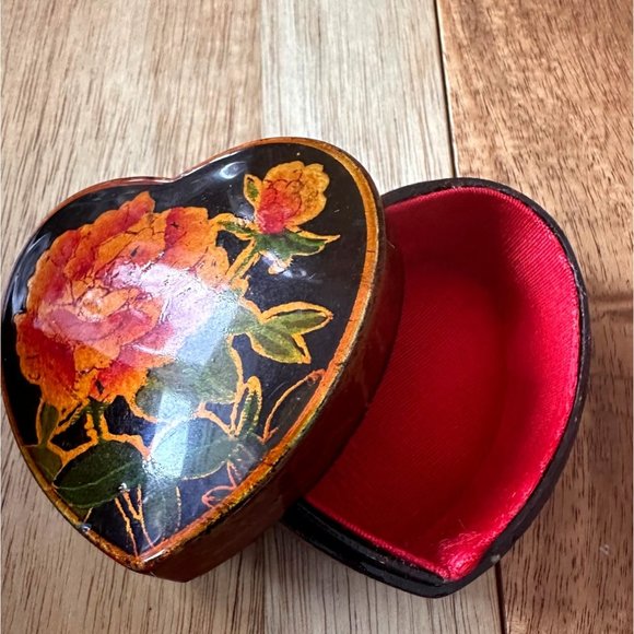 Vintage Kashmir Box | Heart Shaped Box | Paper Mache Box | Floral Box, Ring Box, - Picture 1 of 7